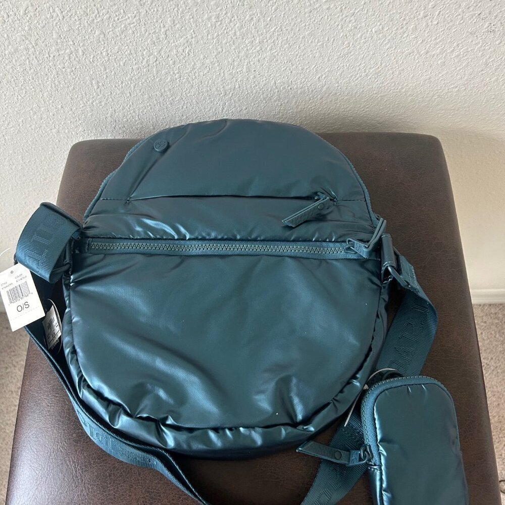 Samantha Brown To-Go Half Moon Travel Sling with Mini Pocket BLUE METALLIC nwt - Picture 3 of 5